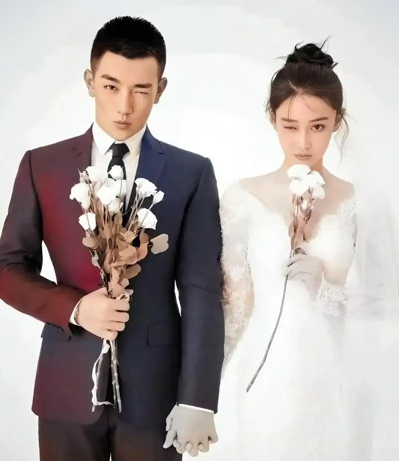 张馨予贴出了何捷拜访他的照片,互动甜蜜甜蜜.