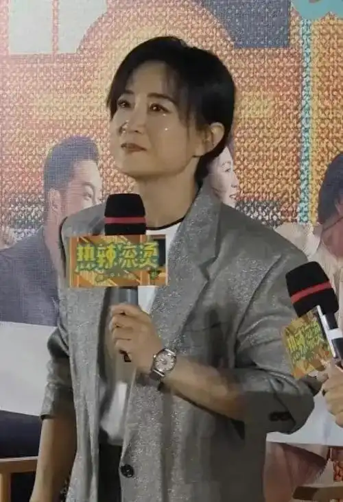 贾玲路演服装价格不菲不过穿起来真的好飒