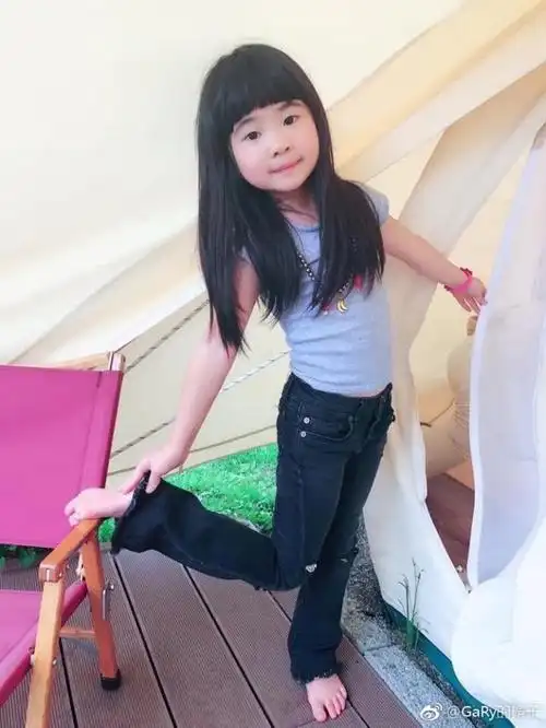 曹格7岁女儿晒泳装照这腿是要逆天啊