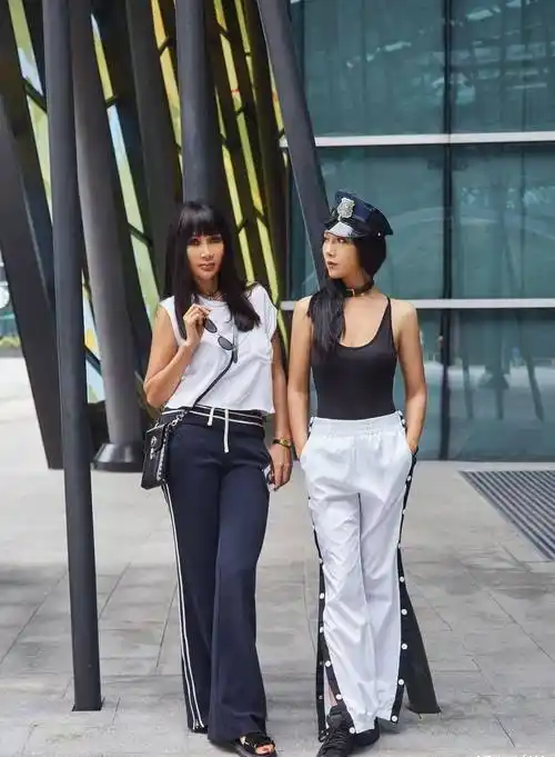 张咪33岁女儿穿简约套装,挡不住出众好气质_李洛伊_时尚_白色