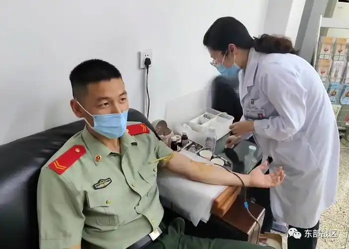 关注暖正在体检的武警官兵撸起了袖子