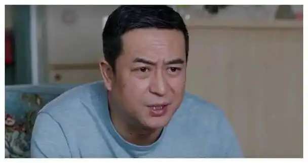 近日,一部热播的电视剧《少年派》再次将张嘉译推到了观众的视线中.