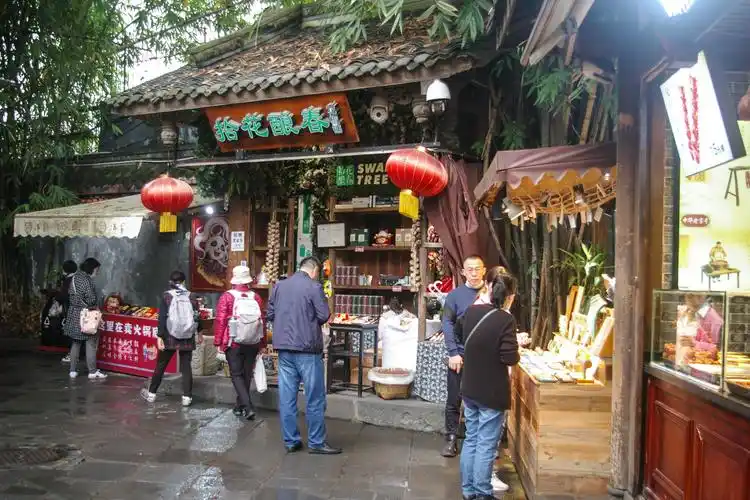 锦里古街,锦里是锦官城缩写.年代久远,各种商铺,小吃,茶馆剧院齐全. -