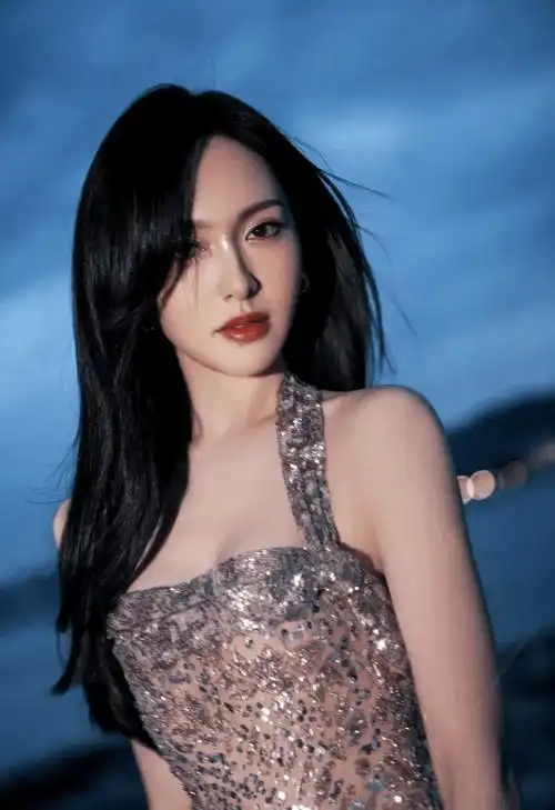 唐嫣穿亮片刺绣裙明艳照人,长发披肩尽显温婉,40岁依旧甜美动人