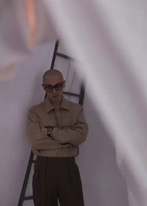 朱亚文出席长津湖之水门桥新春记者会光头造型尽显硬汉气质