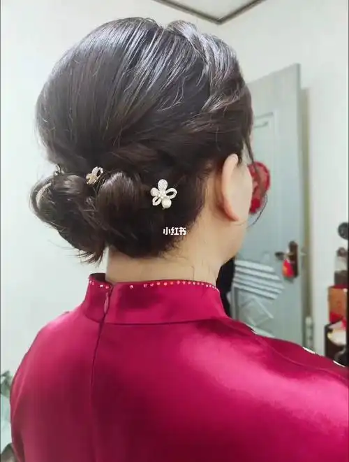 婚礼当天,婆婆妈妈发型这样做,既显出了妈妈的好贵,又显出了旗袍的美.