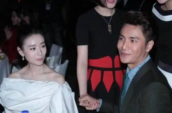 不知道董洁在那个时候是什么样的心情,反正陈坤作为一个好朋友来说