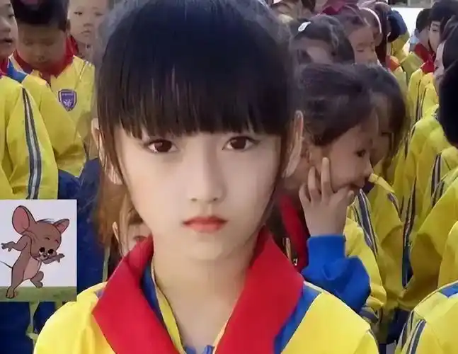 河南一小学女生火了,长相甜美好像马思纯,男生抢着当小跟班