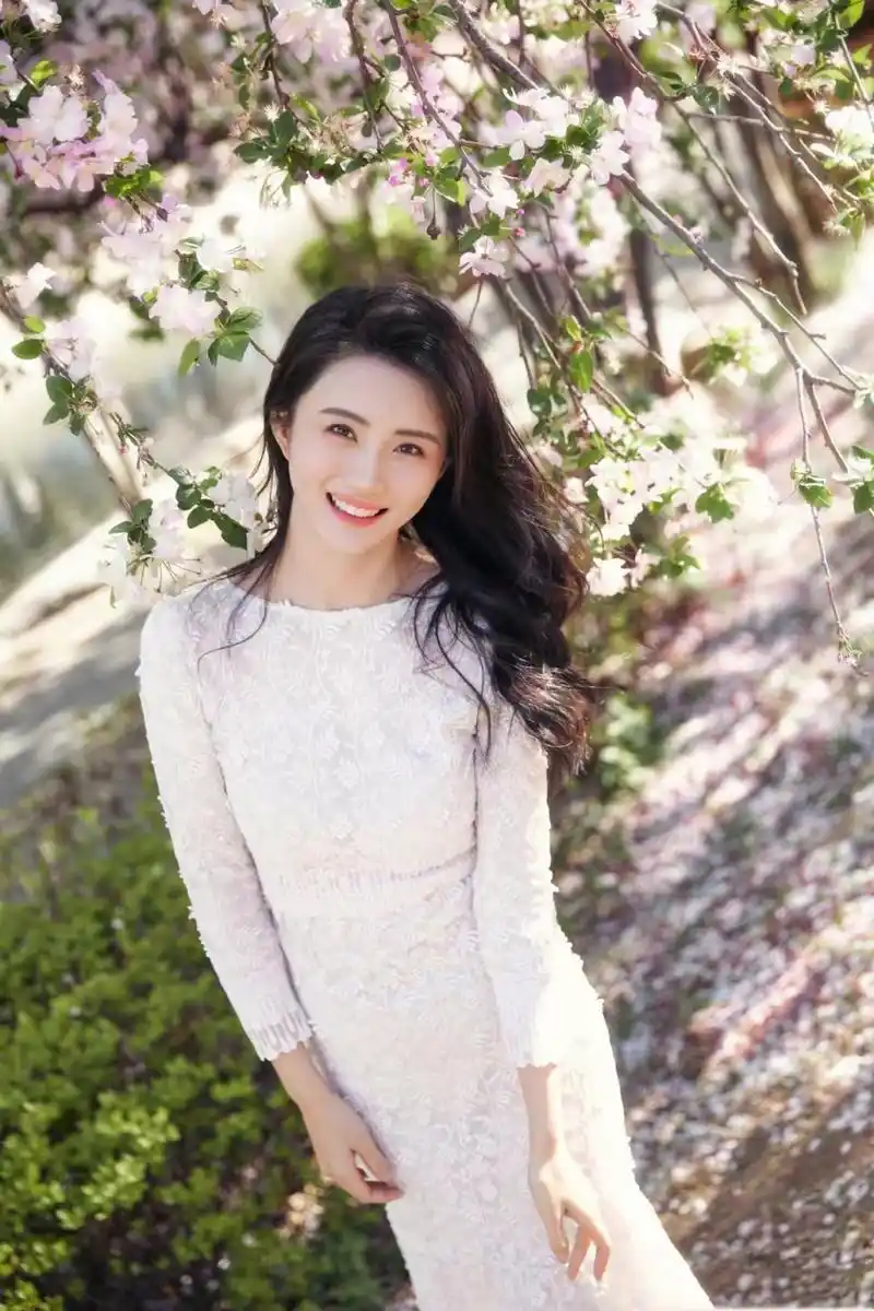 90后女演员赵昕美照上新,一袭白色蕾丝印花连衣裙,治愈感十足