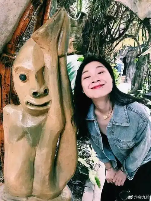 这里面有好几张照片都明显是他人视角啊!