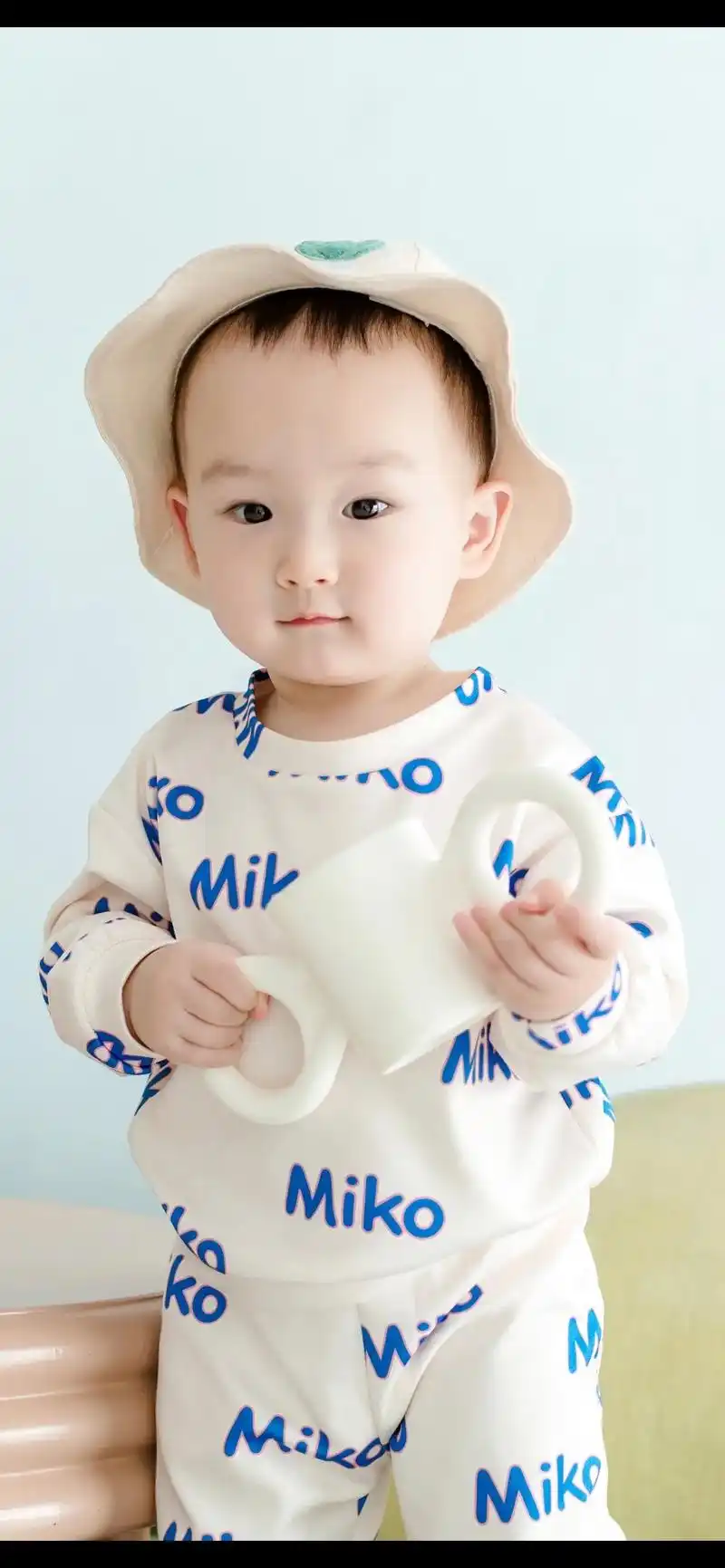 呆萌呆萌的小可爱!小奶娃周岁照!愿你无忧无虑健康快乐成长. - 抖音