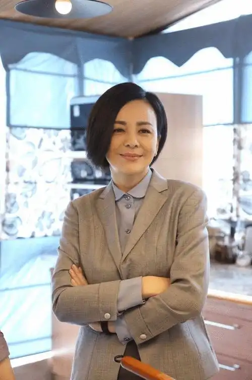 50岁性感"雪姨",气质穿搭在线教学|连衣裙|短发|王琳|收腰_网易订阅