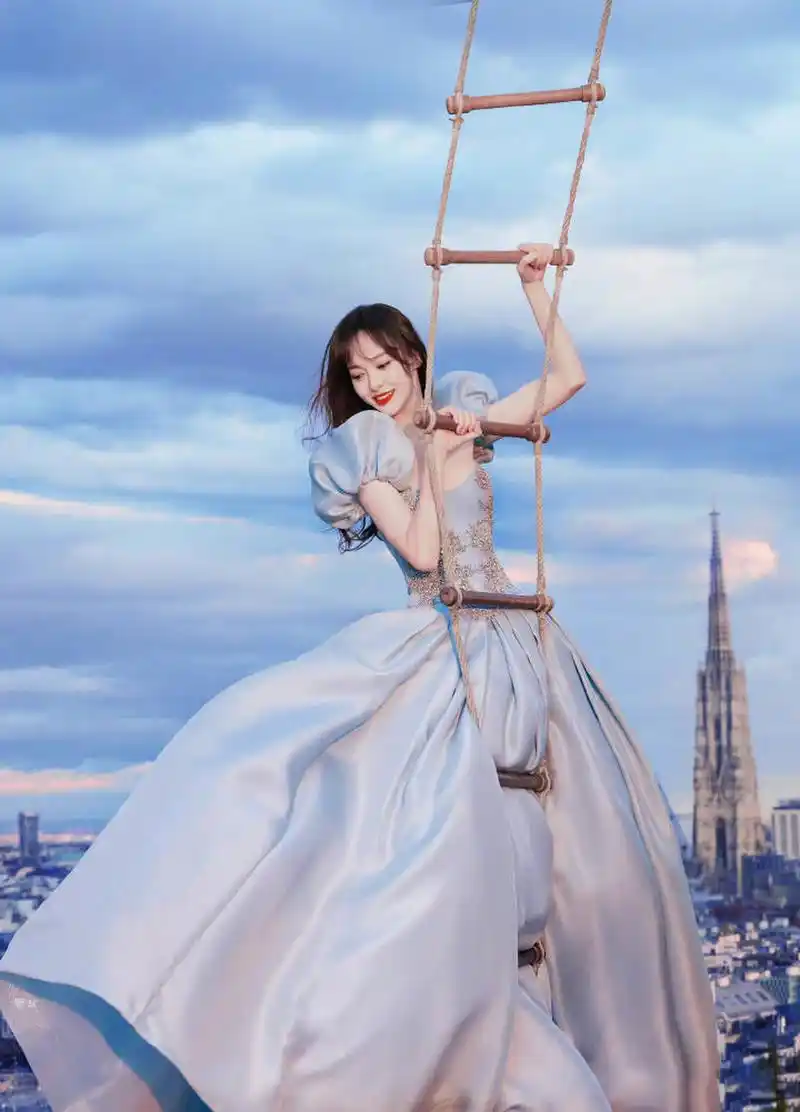 唐嫣40岁生日#唐嫣#   唐嫣工作室发出了她生日的照片,今年是唐嫣的40