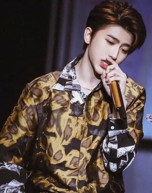 只给印花打上女生的标签那你是没见过男星穿印花有多惊艳