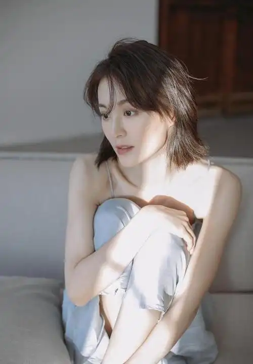 女星毛林林吊带长裙照清新脱俗不失性感