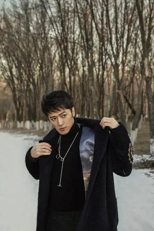 姚奕辰全新冬日写真曝光西式复古风尽显雅绅格调
