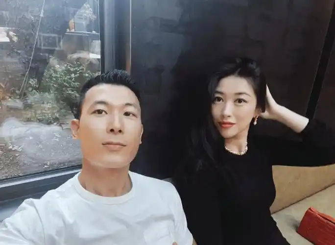 朱珠深夜秀恩爱,老公王昀佳被嘲面相不好,被调侃是富婆收割机_白富美