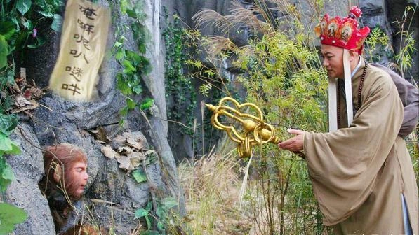 一个身披袈裟,手持九环锡杖的男子走来,看着唐僧细胳膊细腿的孙悟空一