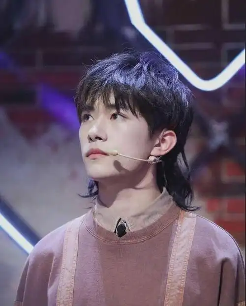 帅气的鲻鱼头发型肖战也安排上了搭配一身黑色西装太上头