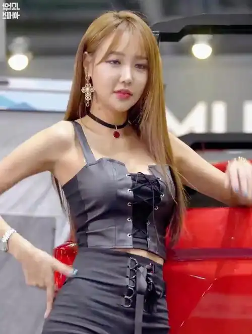 车模:韩国模特金佳音,颜值与身材都很赞,让人怦然心动!