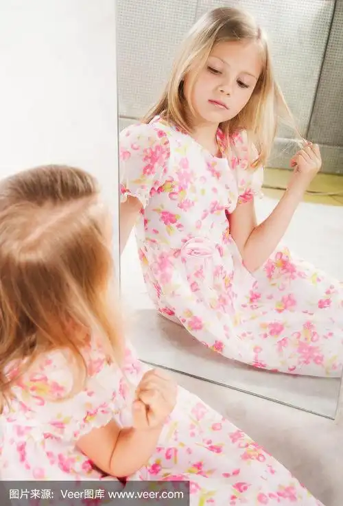 小女孩看着镜子,照相馆里的画像