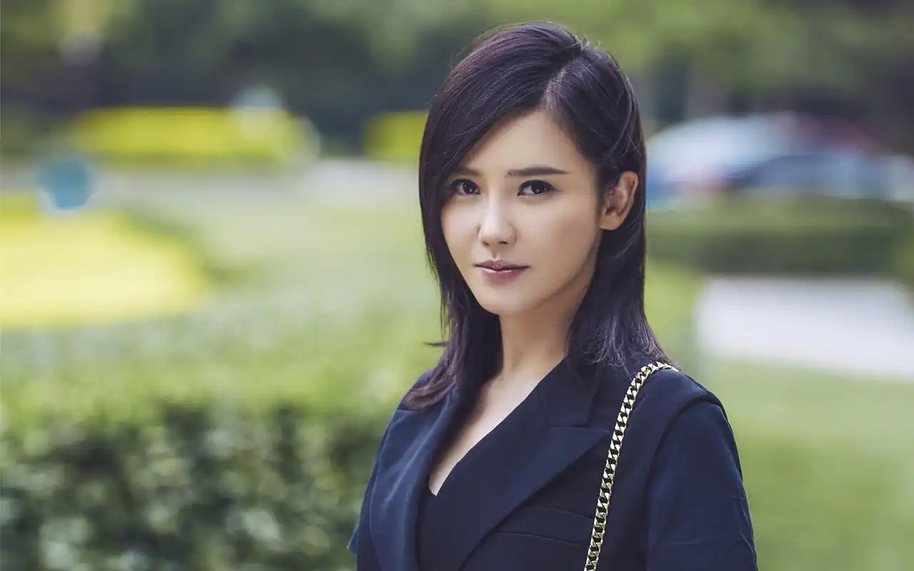 杨子珊干练性感ol装写真图片桌面壁纸