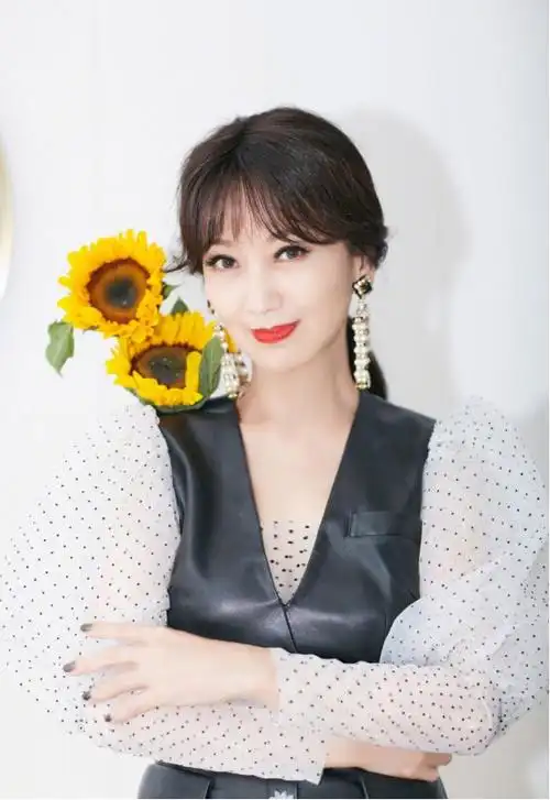 你信这是68岁吗赵雅芝近照空气刘海优雅皮衣时尚感一点不弱