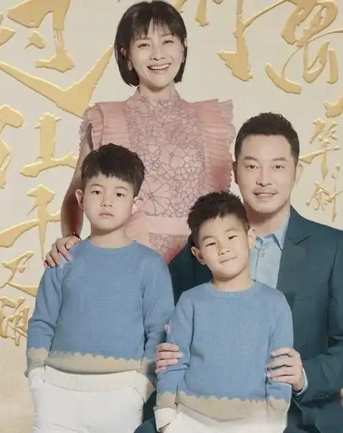 好像不年轻了,不过他的两个儿子安吉和小鱼儿又懂事又听话,他和胡可