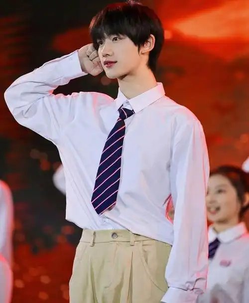 丁程鑫参加学校成人礼彬彬有礼的小大人生图下这莫不是校草吧