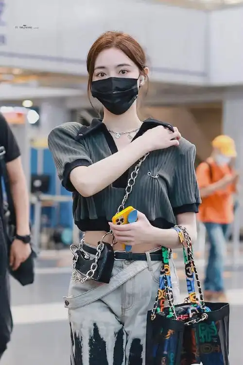 许佳琪#上身pipamber 重工扎染双腰带结构牛仔裤,搭配露腰针织衫及