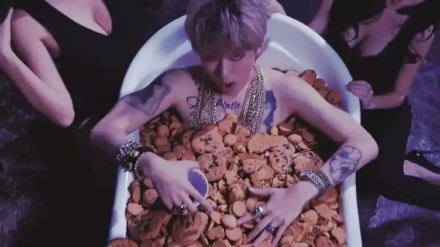 撞女友只是绿一时,撞纹身才尴尬一辈子.