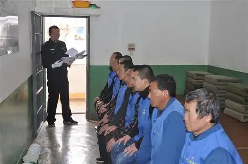 看守所的犯人睡什么床