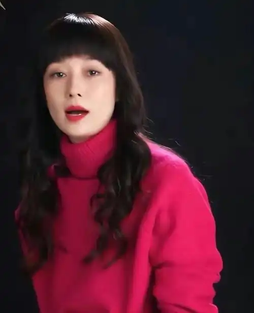 看到剪去长发的马伊琍才明白:中年女人留短发,气质变得更高级