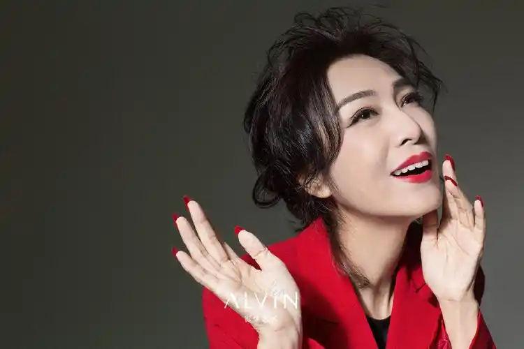 原创64岁米雪涂大红唇烫复古卷穿透视装玩转霸气风卡粉的脸太真实