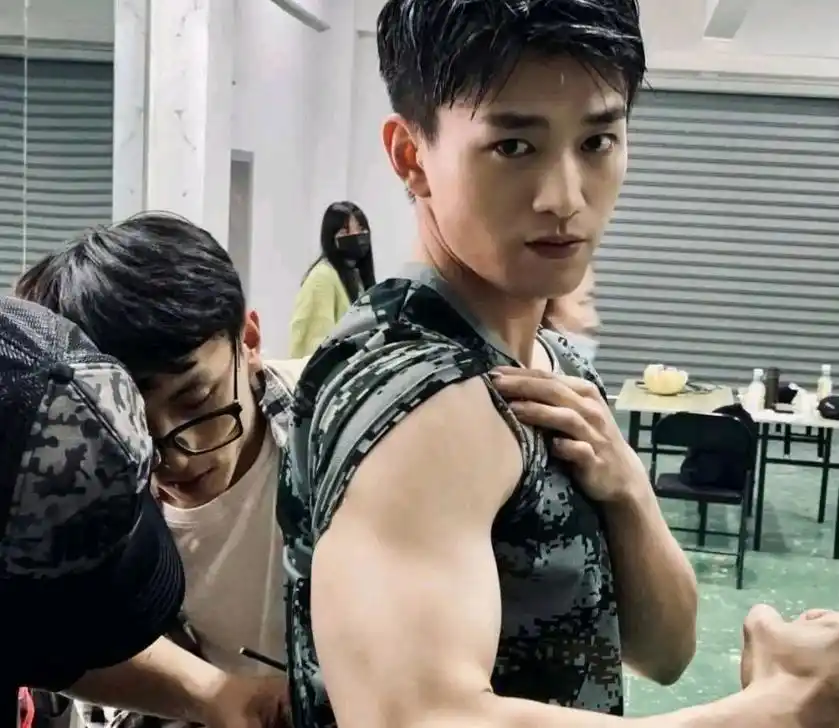 这个新晋小鲜肉竟然藏着这么完美的腹肌!_训练_哥哥_大千