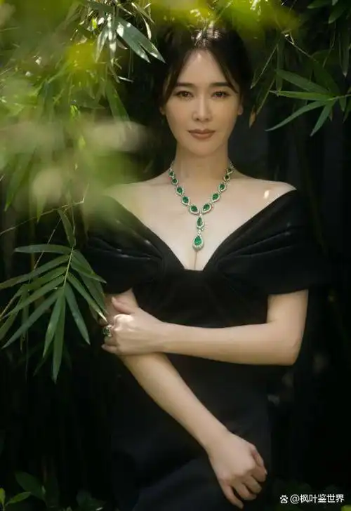 体操冠军左小青,姜文捧红,嫁大20岁富商,47岁离异带娃风韵犹存