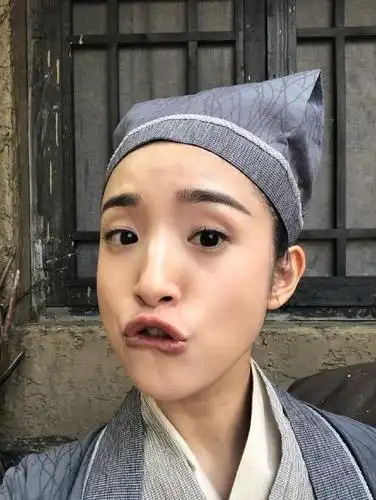 林依晨分享超搞怪古装造型表情包肌肤零细纹零瑕疵获赞