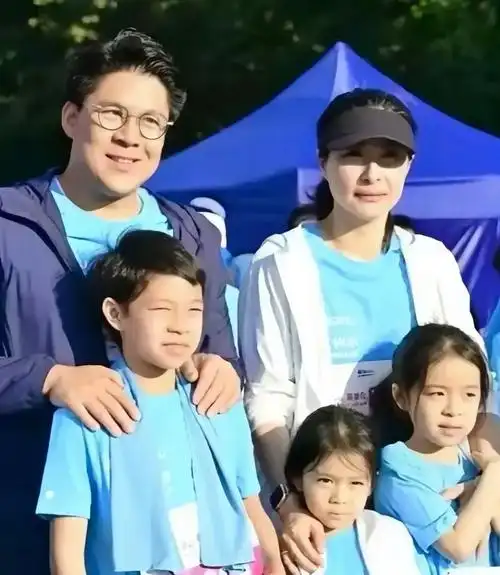 郭晶晶3个孩子儿子长得像太爷爷俩女儿遗传奶奶的富贵眼