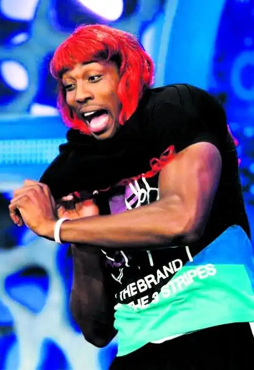 近日,魔兽霍华德到西班牙参加一档著名的搞笑真人秀节目,他戴上红色长