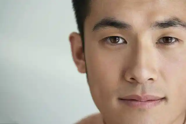 脸色红润,这也跟一个人的身体健康状况有关,如果一个人面色红润,那么