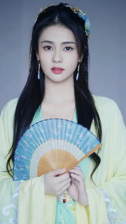 那么漂亮的小仙女,张嘴大笑好毁形象啊,从此就变成了一个搞笑的女孩