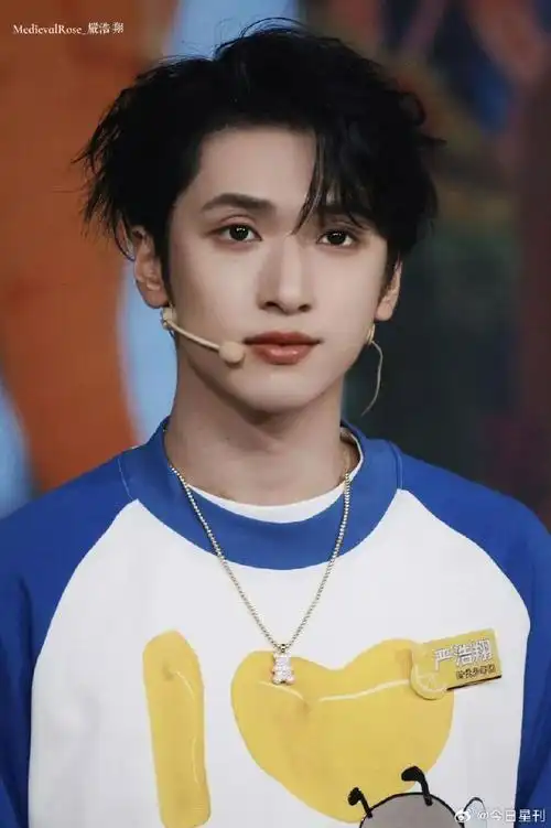 多巴胺男大##严浩翔你真的喜欢bee吗#严浩翔今日冰红茶直播妆造好可爱