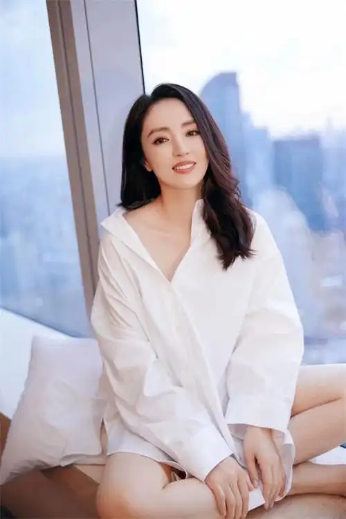 董璇生日写真释出电影感满满 着白衬衫小秀香肩更显温柔知性