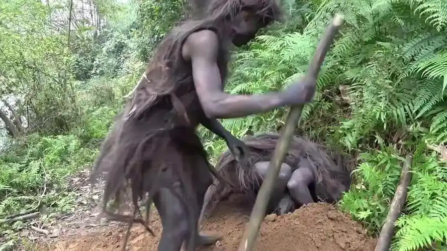 俩野人挖好洞穴躺下去,不料发现洞外有动静,原来妹子在洞口休息