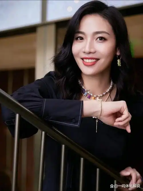 近日,前中国女排队长魏秋月在时尚活动上惊艳亮相,身着黑色长裙,展现