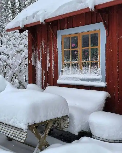 瑞典雪中小木屋__财经头条