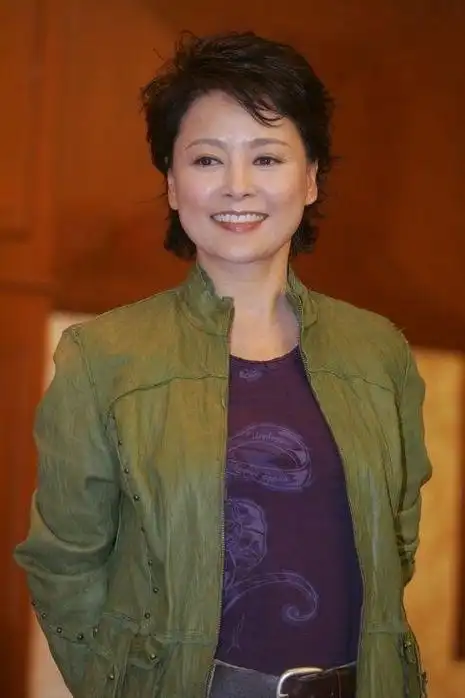 卷发图片(看到65岁张瑜才发现) - 赤虎壹号