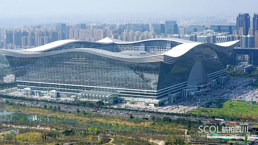 这座占地面积1300亩的环球中心,是全球最大的单体建筑.