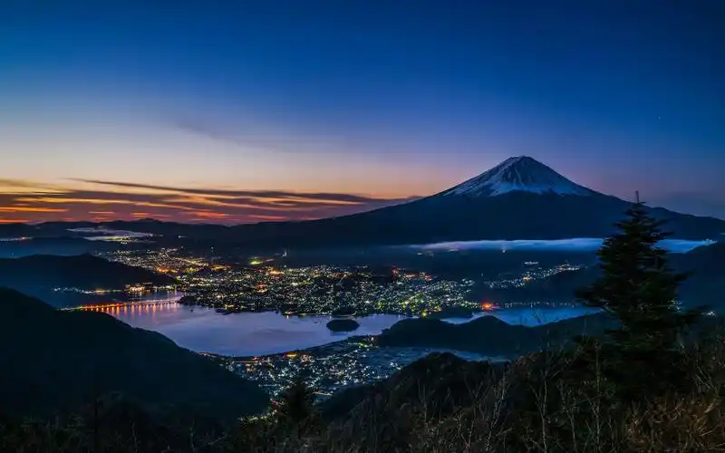 从新道峠观景台看富士山和河口湖湖边城市夜景灯光4k