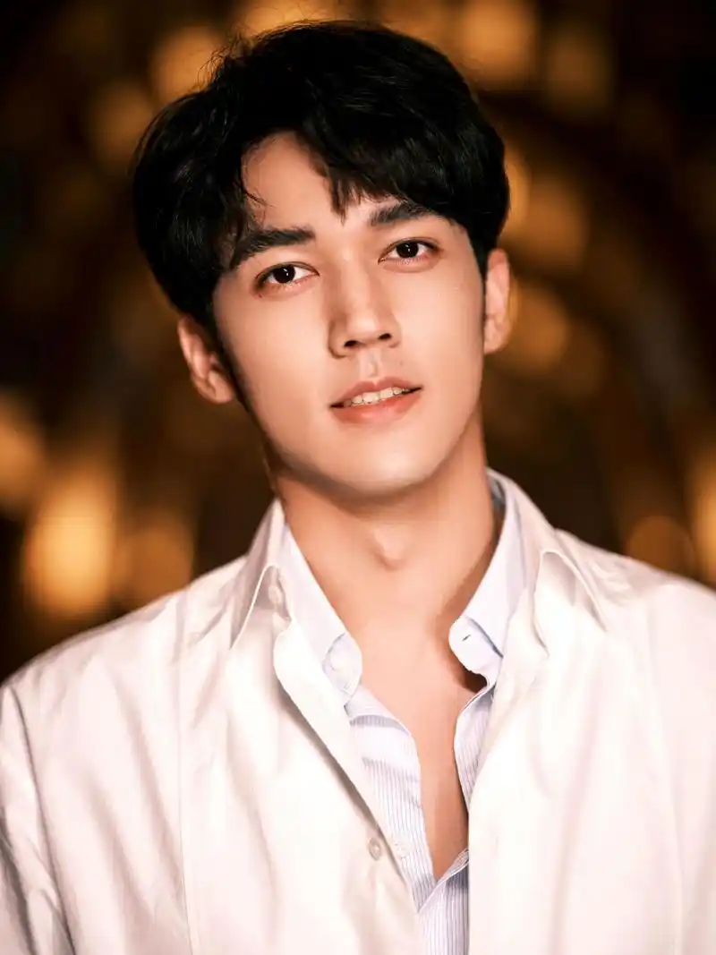 这种雕塑般的五官,很容易让人觉得过于凌厉,但陈牧驰性格宽和,脸沙＃